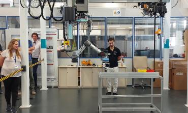 Vorführung des Demonstrators mit Roboterarm