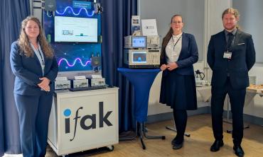 Lisa Underberg und Mitarbeitende mit einem Demonstrator