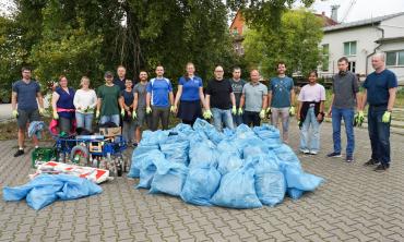 Die Mitarbeitenden des ifak präsentieren die während der Aktion gesammelten Müllsäcke