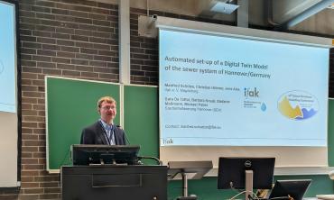 Dr. Manfred Schütze hält seinen Vortrag auf der UDM