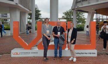 Stephanie Schönfelder, Michael Ogurek und Corina Kleps während der Konferenz an der Vietnamese-German University in Binh Duong