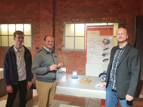 Hr. Gerling mit Interessenten am Kontenda Stand