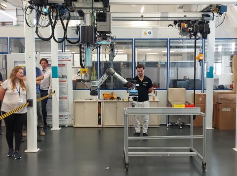 Demonstration of the demonstrator with robot arm