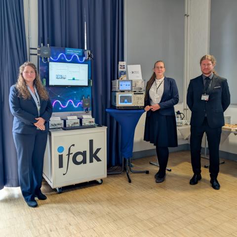 Lisa Underberg und Mitarbeitende mit einem Demonstrator