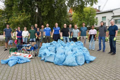 Die Mitarbeitenden des ifak präsentieren die während der Aktion gesammelten Müllsäcke